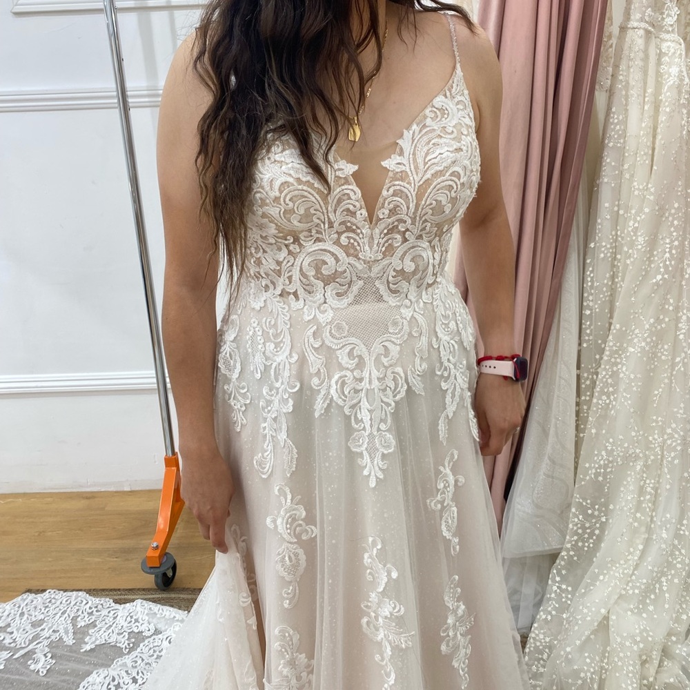 Elegant Lace Wedding Dress